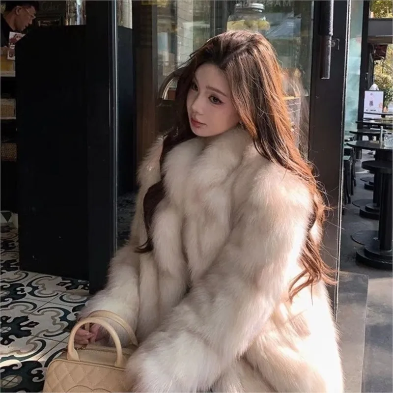 The new fur and coat with a stand-up collar for women looks slimmer It features style