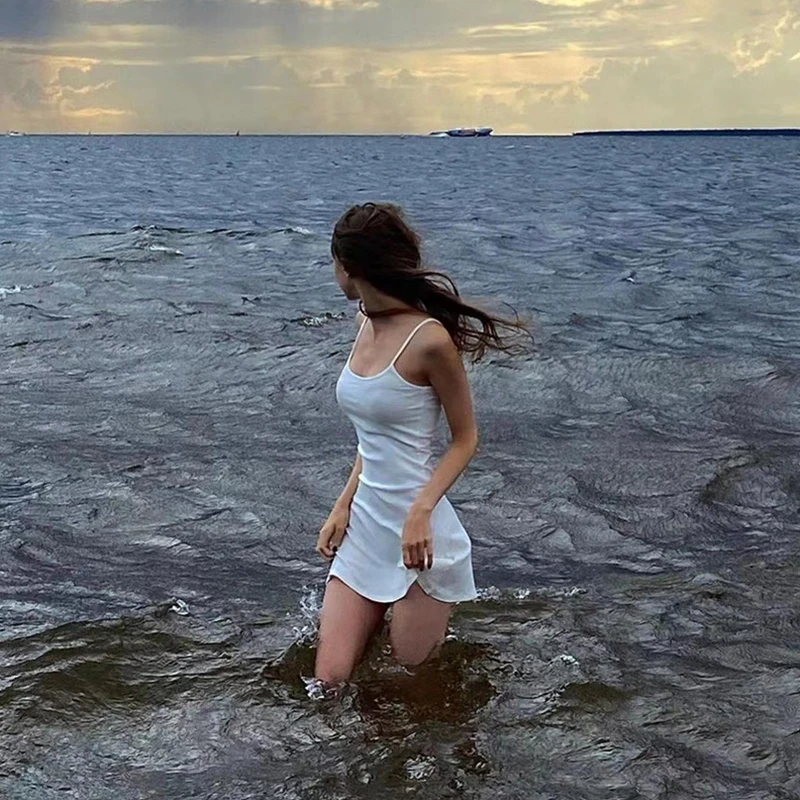 فستان نسائي صيفي قصير نحيف بلون سادة مضلع بدون أكمام فستان قصير يكشف على ظهره والأرداف فستان عطلة الشاطئ