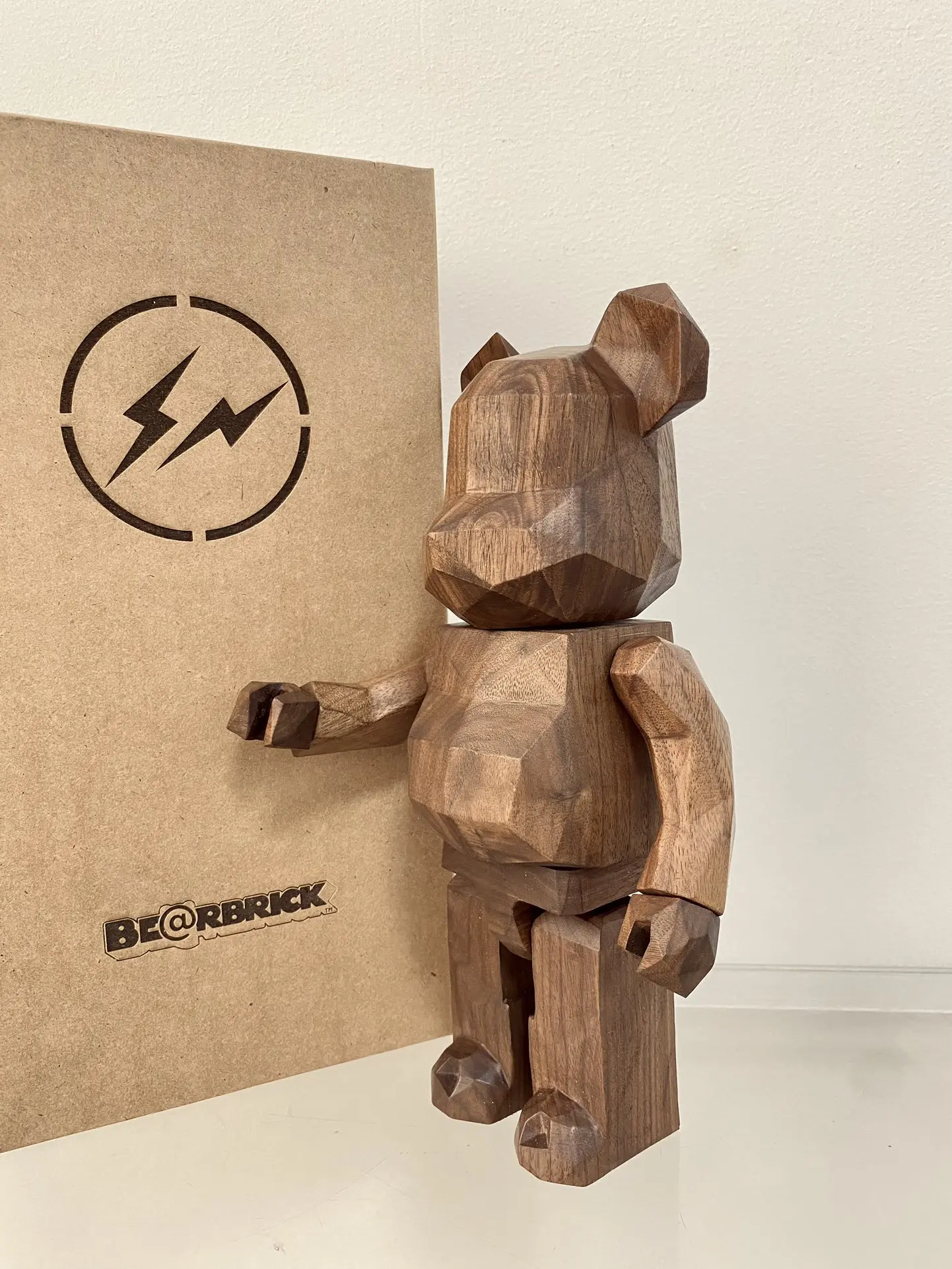 Bearbrick 400% Karimoku x Fragment (Polygon) Drewno Diament Błyskawica Orzech Cegła Niedźwiedź 28 cm Wysokość Naturalna ręcznie robiona lalka