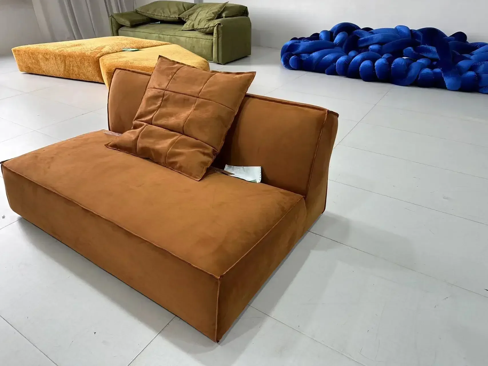 مخصص اسم كبير متجمد القماش أريكة التكنولوجيا القماش الإيطالي ضوء غرفة المعيشة الفاخرة مصمم صغير شقة صف مستقيم أريكة