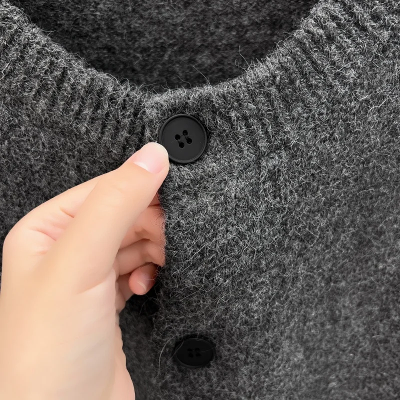 Luxusmarke Herren Bestickter Pullover mit Print, Herbst Neuheit, Einfarbig, O-Ausschnitt, Langarm, Strickjacke, Trendige Exquisite Herrenmode – Detail 8