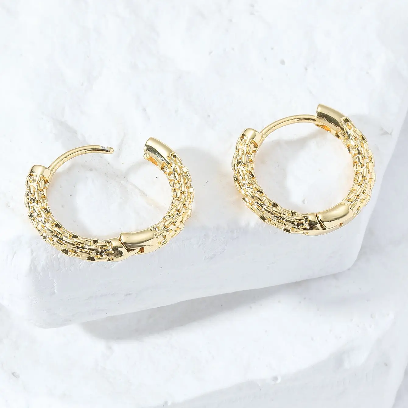 New Hot Selling Women's Earrings Gold Plated Simple Fashion Small Hook Earrings Ear Buckles