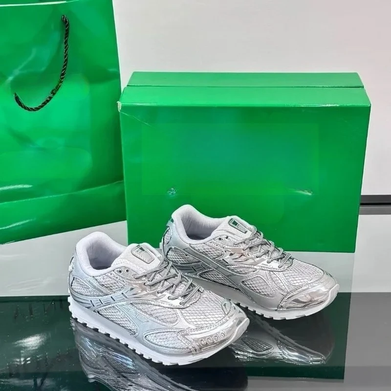 Modellen van trendy hardloopschoenen, comfortabele en lichte sportschoenen voor heren en dames