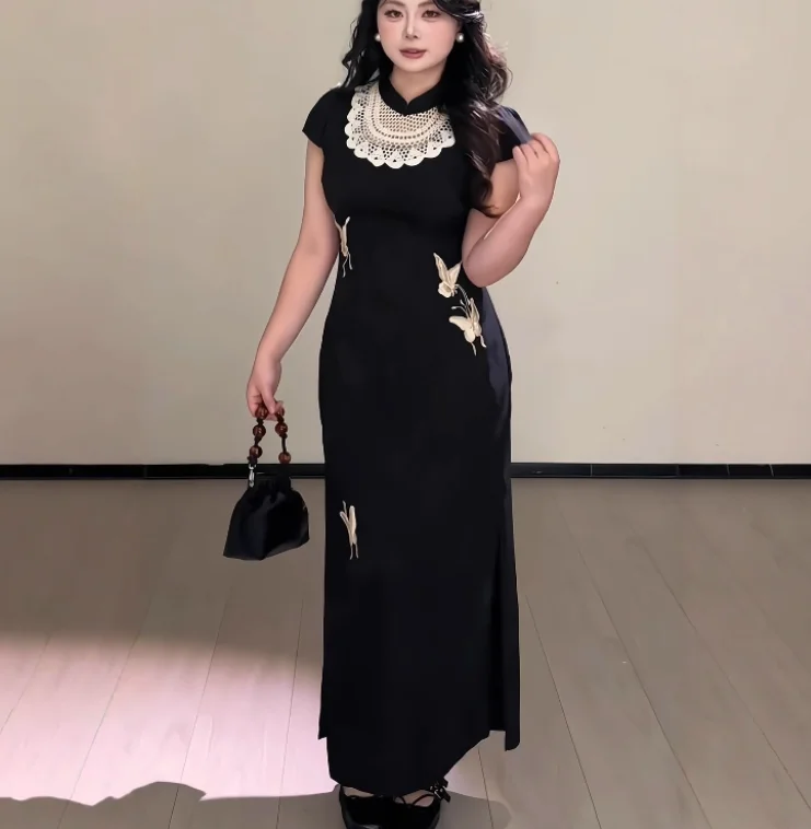 فستان شيونغسام نسائي صيني جديد مقاس كبير بياقة واقفة ومطرز موضة الصيف بخصر عالٍ فساتين أنيقة ضيقة للولائم