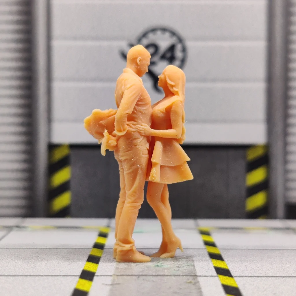 Model Skala 1/64 1/43 Merekam Ulang Wanita dan Pria, Menyembunyikan Bunga Di Belakang Miniatur Berwarna Diorama Yang Dilukis dengan Tangan S827