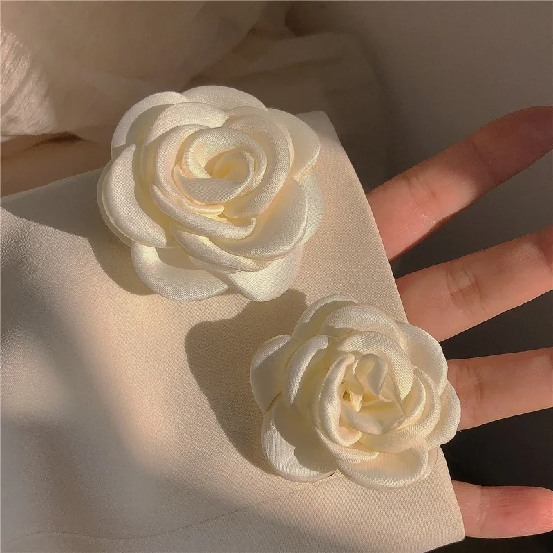 High-end Fabric Camellia Flower Brooch Lapel Pins Korean Fashion Cardigan Scarf Buckle Corsage Brooches for Women Jewelry