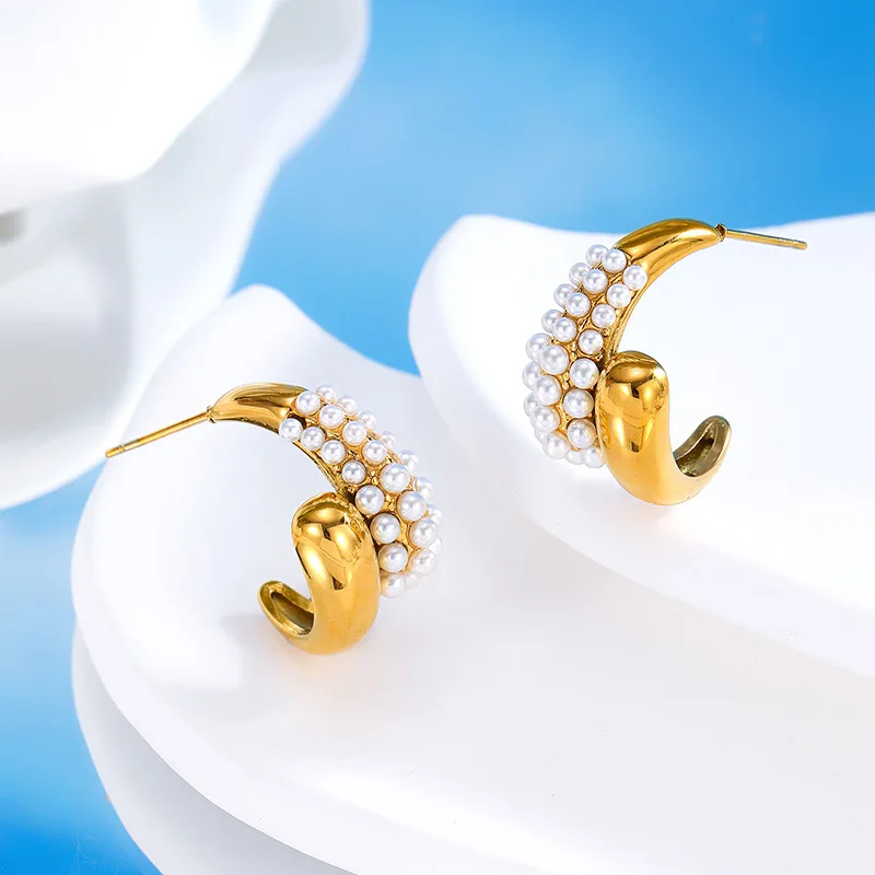 أقراط من الذهب عيار 18 قيراط مطلية بالفولاذ المقاوم للصدأ على شكل حرف C مع ترصيع اللؤلؤ للنساء مجوهرات فاخرة وبسيطة وعصرية #2