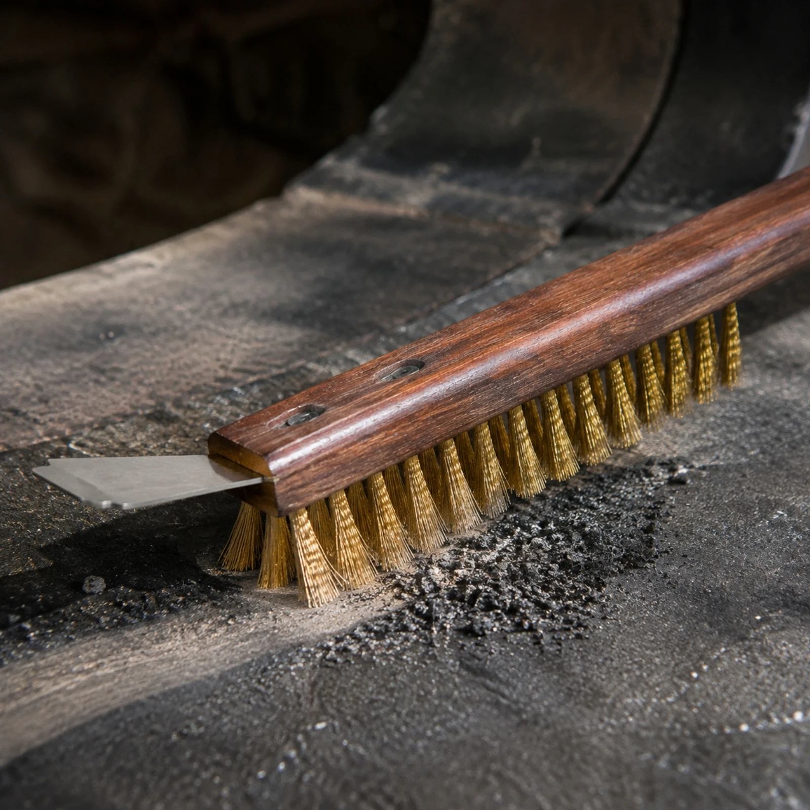 Long Reach Pizza Oven Cleaning Brush Stiff Copper Wire Bristles Built in Scraper Hanging Loop Wood Handle