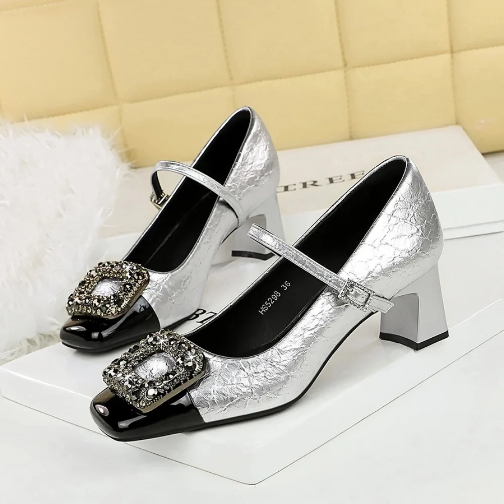 

Женские серебристо-черные треснутые туфли из лакированной кожи с квадратным носком и одним ремешком, вечерние туфли Мэри Джейн на блочном каблуке со сверкающей металлической пряжкой