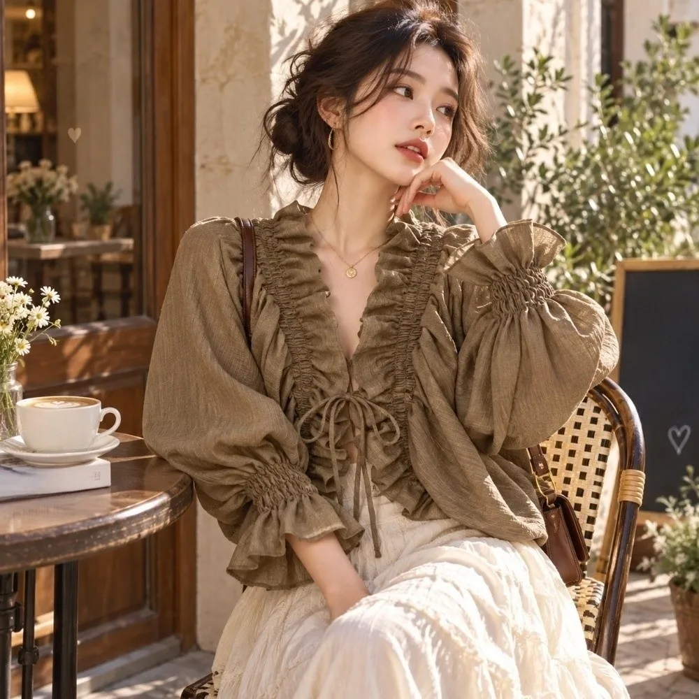 Schicke Bluse mit Rüschen und Schnürung, V-Ausschnitt, vorne mit Bindebändern, Fledermausärmel, lange Ärmel, lockerer Schnitt, Kordelzug, Laternenärmel, Chiffonbluse, für den Alltag. – Detail 11
