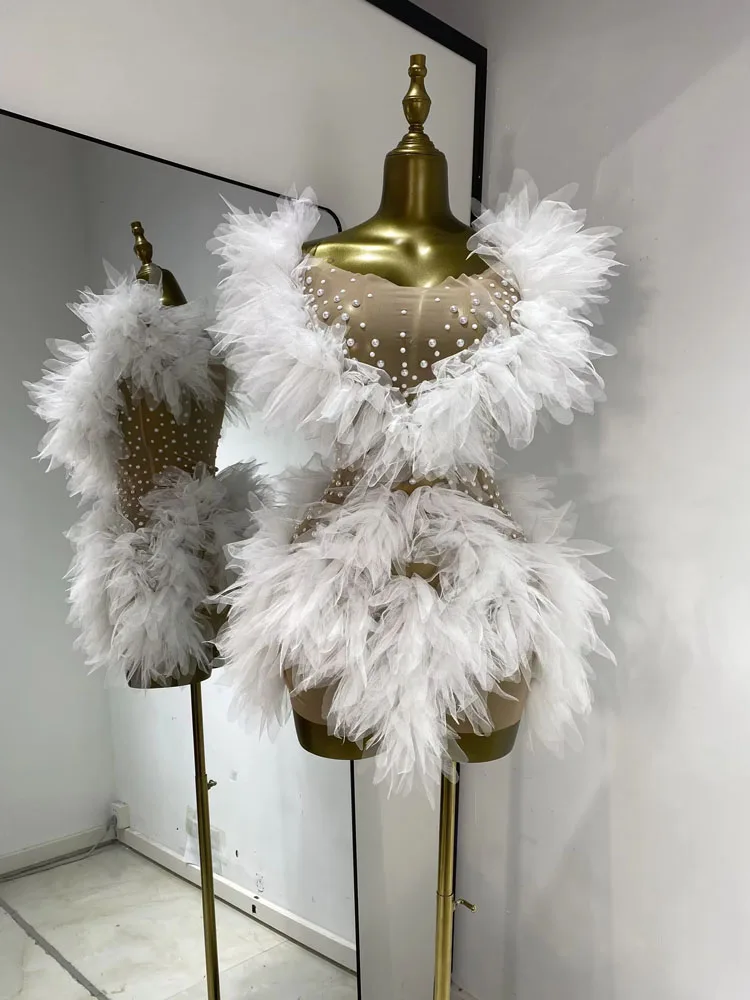 Robe mini moulante transparente blanche ornée de plumes et de perles, audacieuse, pour spectacle, fête d'anniversaire ou soirée en boîte de nuit