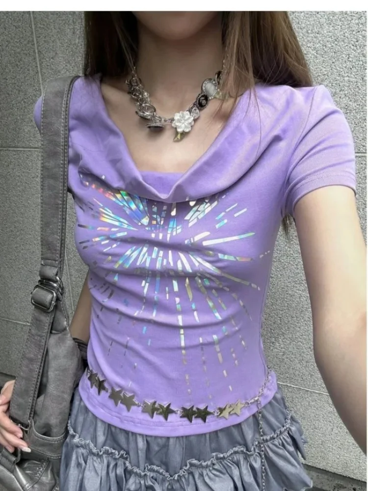 เสื้อยืดแขนสั้นพิมพ์ลายสีม่วงสำหรับผู้หญิง สไตล์หวานซ่อนเปรี้ยว ทรงเข้ารูป เอวคอด ครอปท็อป วินเทจ Y2k กรันจ์ กอธ