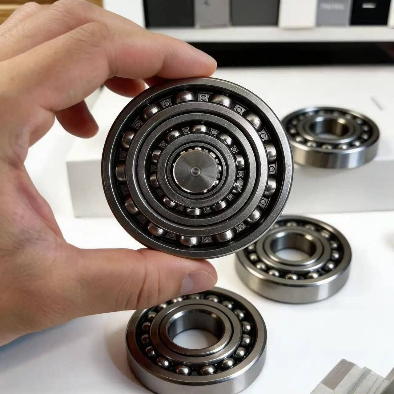 Neuartiger Geräuschloser Metall-Fingerspinner für Erwachsene, Fidget Spinner Stressabbau-Tool EDC Anti-Irritations-Lager