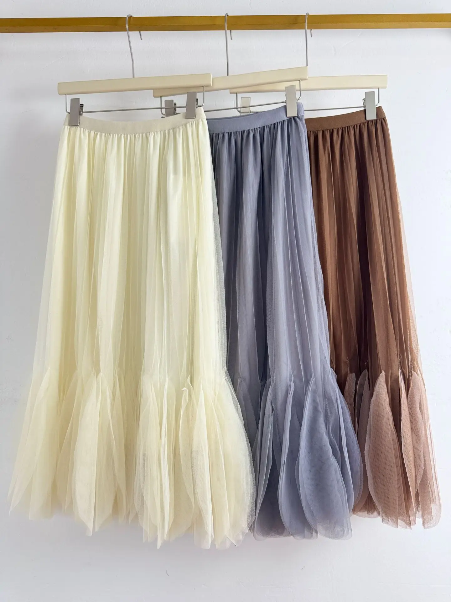 Women's Coffee Petal Hem Tulle Maxi Skirt High Waist Pleated Flowy Midi Skirt French Elegant Casual Summer Beach Vacation Outfit