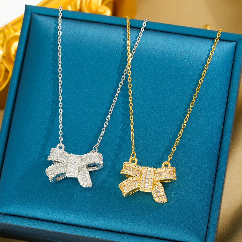 

A niche design that doesn't fade, a women's micro-knot necklace with a high-end and elegant look, in stock