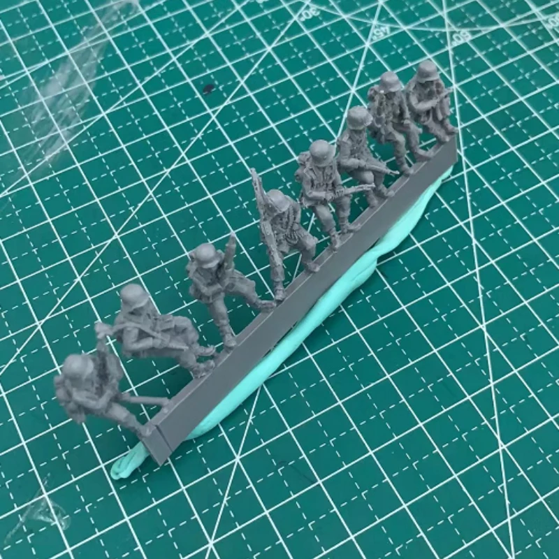 1/72 Scale Resin Figure Assembled Model Kit Car Sitting Infantry Modeling Unassembled and Unpainted Diy Toys