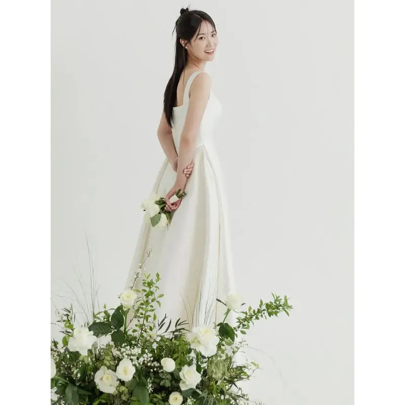 Satynowa suknia ślubna na ramiączkach z prostym i eleganckim charakterem, idealna na bankiety, urodziny i na zewnątrz, z woalką, możliwość personalizacji.