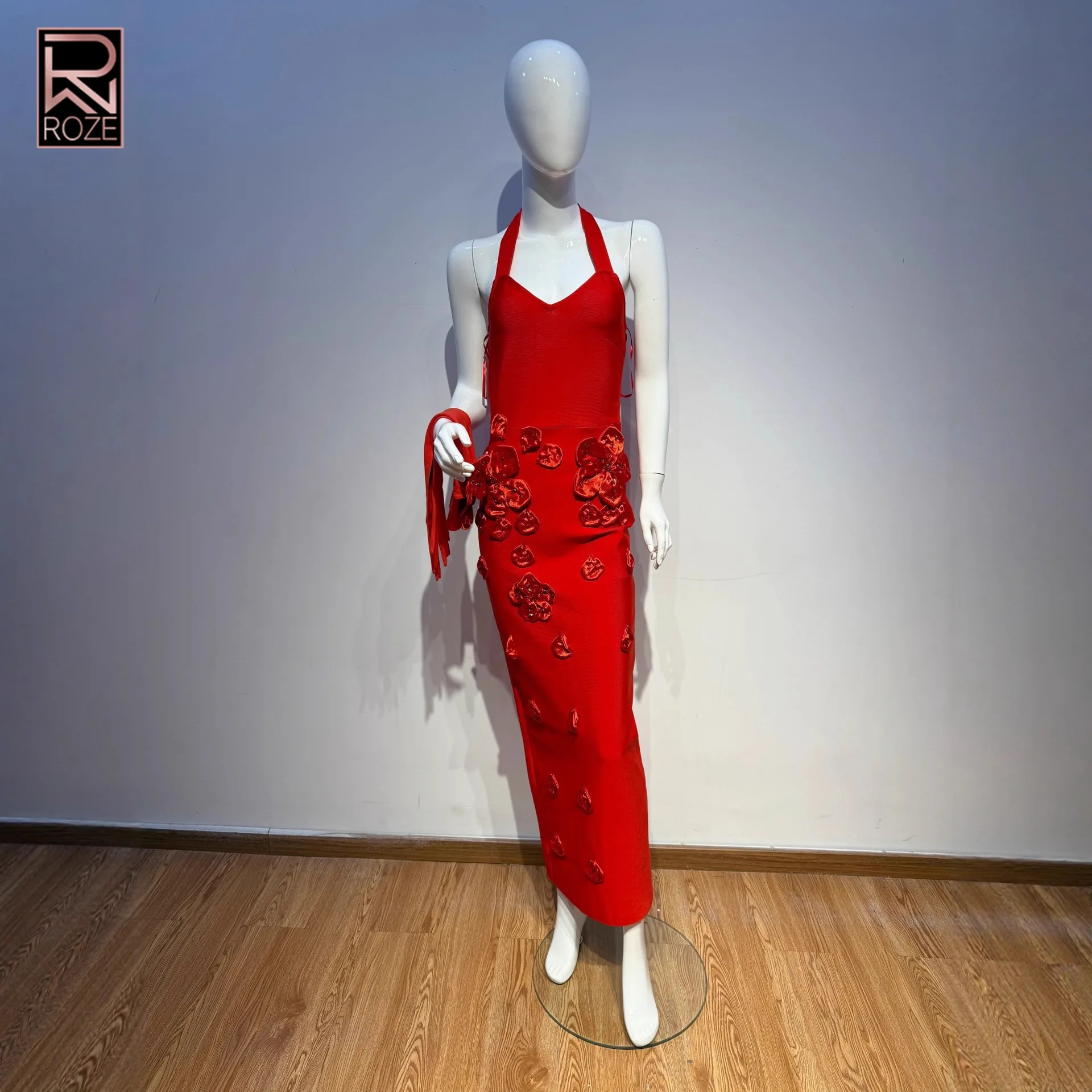 

ROZE Factory Direct 2026 Трендовое красное вязаное платье миди с бретелькой на шее - облегающее женское торжественное платье с 3D цветочными украшениями