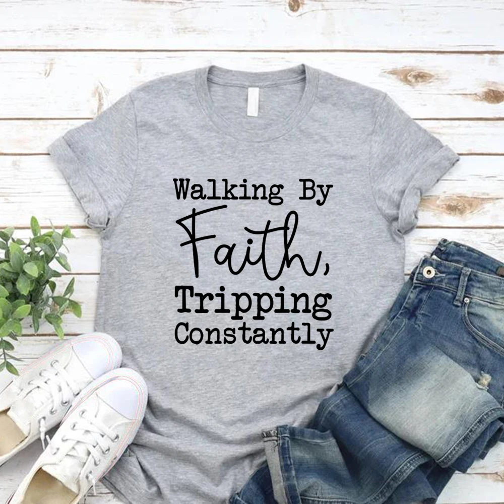 Walking By Faith Tripping T-shirt costantemente ispiratrice Camicia cristiana T-shirt grafiche a maniche corte da donna Regalo cristiano