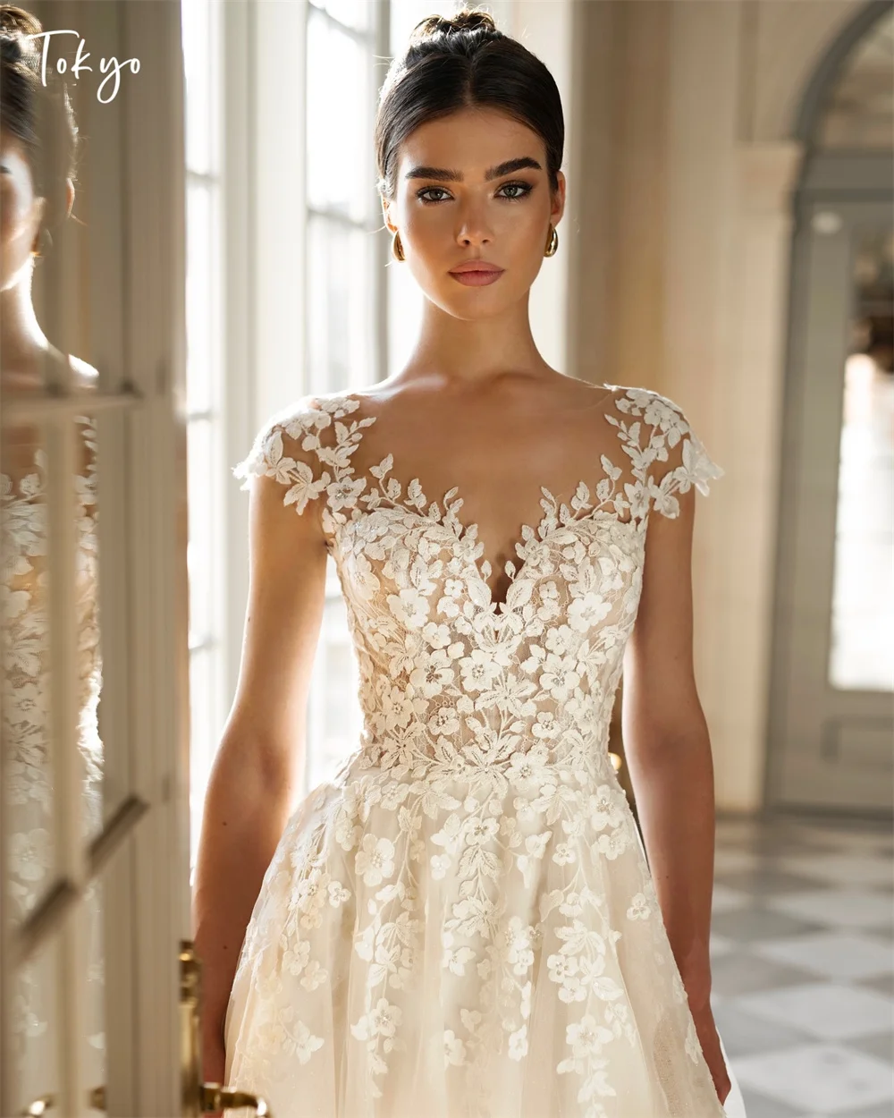 

Свадебные платья Tokyo Customized: белые, с вырезом «сердечко», короткими рукавами, открытой спиной, из тюля, А-силуэт, 2026
