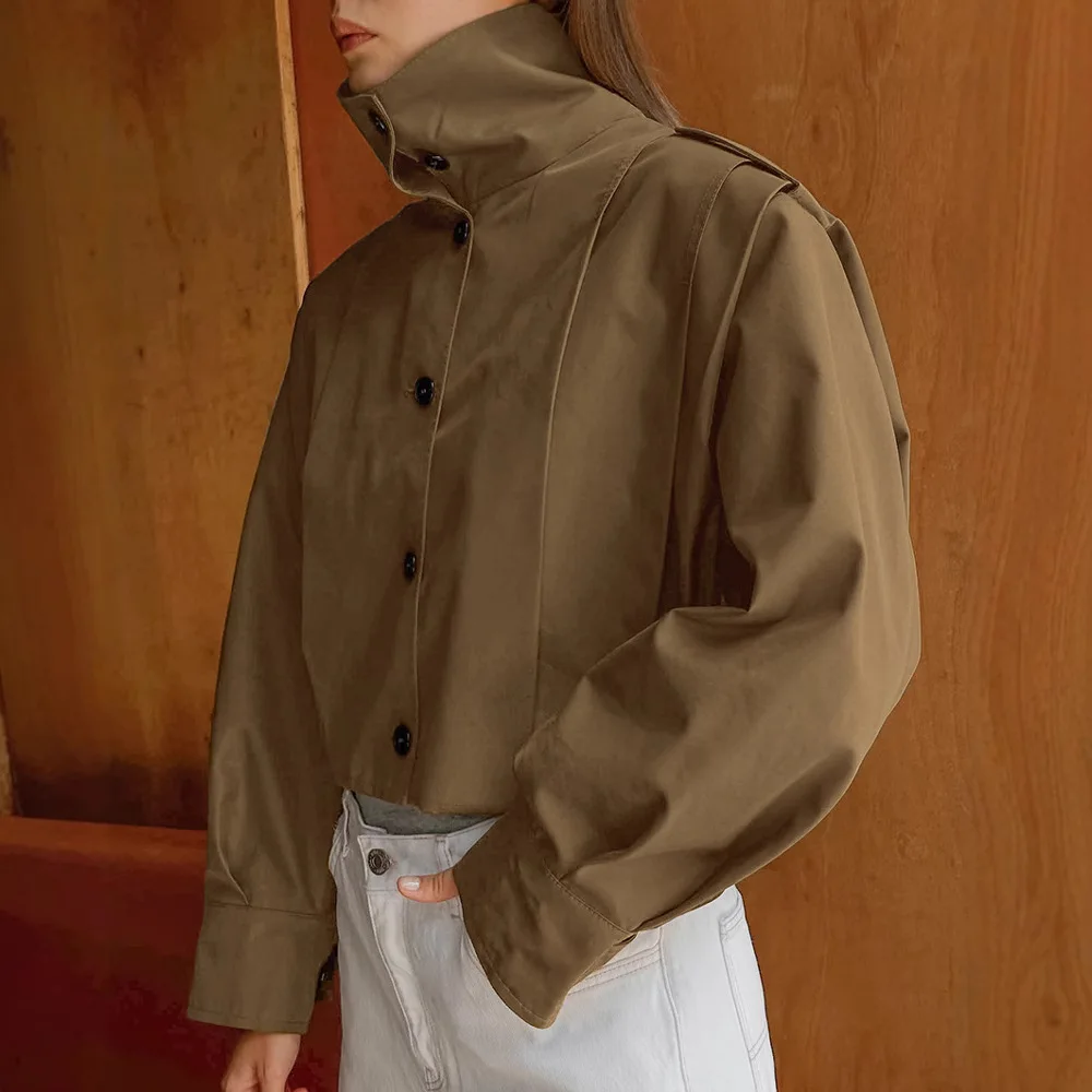 سترة بياقة كاكي بتصميم بسيط وأنيق بصدر واحد، معطف واق من المطر جديد لموسم أزياء خريف 2025.