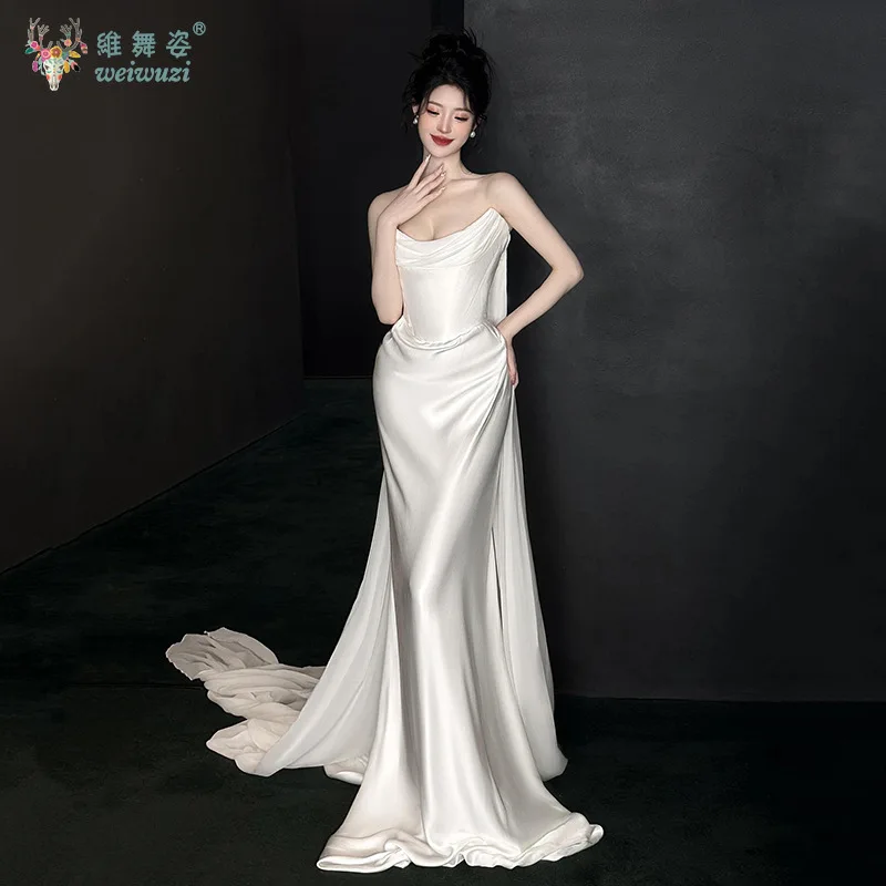 ホワイトサテンストラップレストレーリングシンプルでエレガントな花嫁のウェディングドレスフレンチスタイルの屋外結婚式やフォーマルな機会のドレス