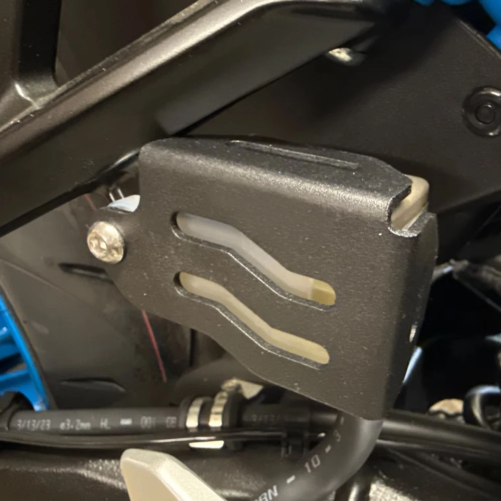 

GSX-8S Rear Brake Fluid Reservoir Guard Cover For Suzuki GSX-S1000GT GSXS8R GSX 8S 8R S1000GT GSX8R 2024 GSX8S Accessories Moto