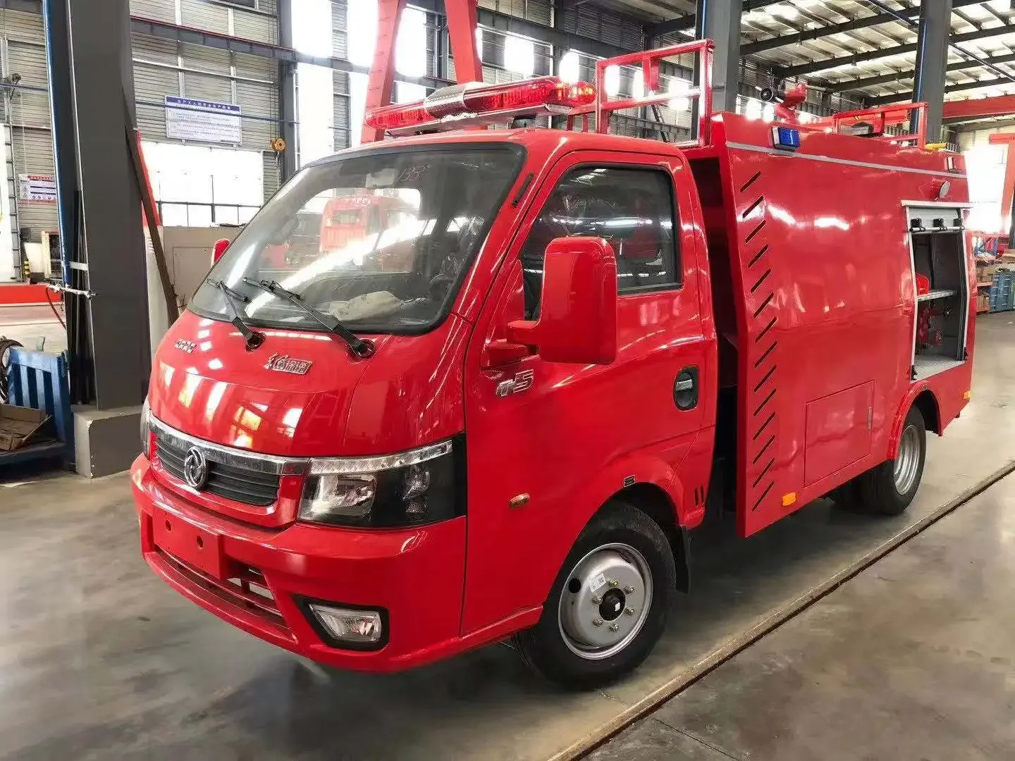 China Supplier Dongfeng 4X2 Water Tanker Fire Truck