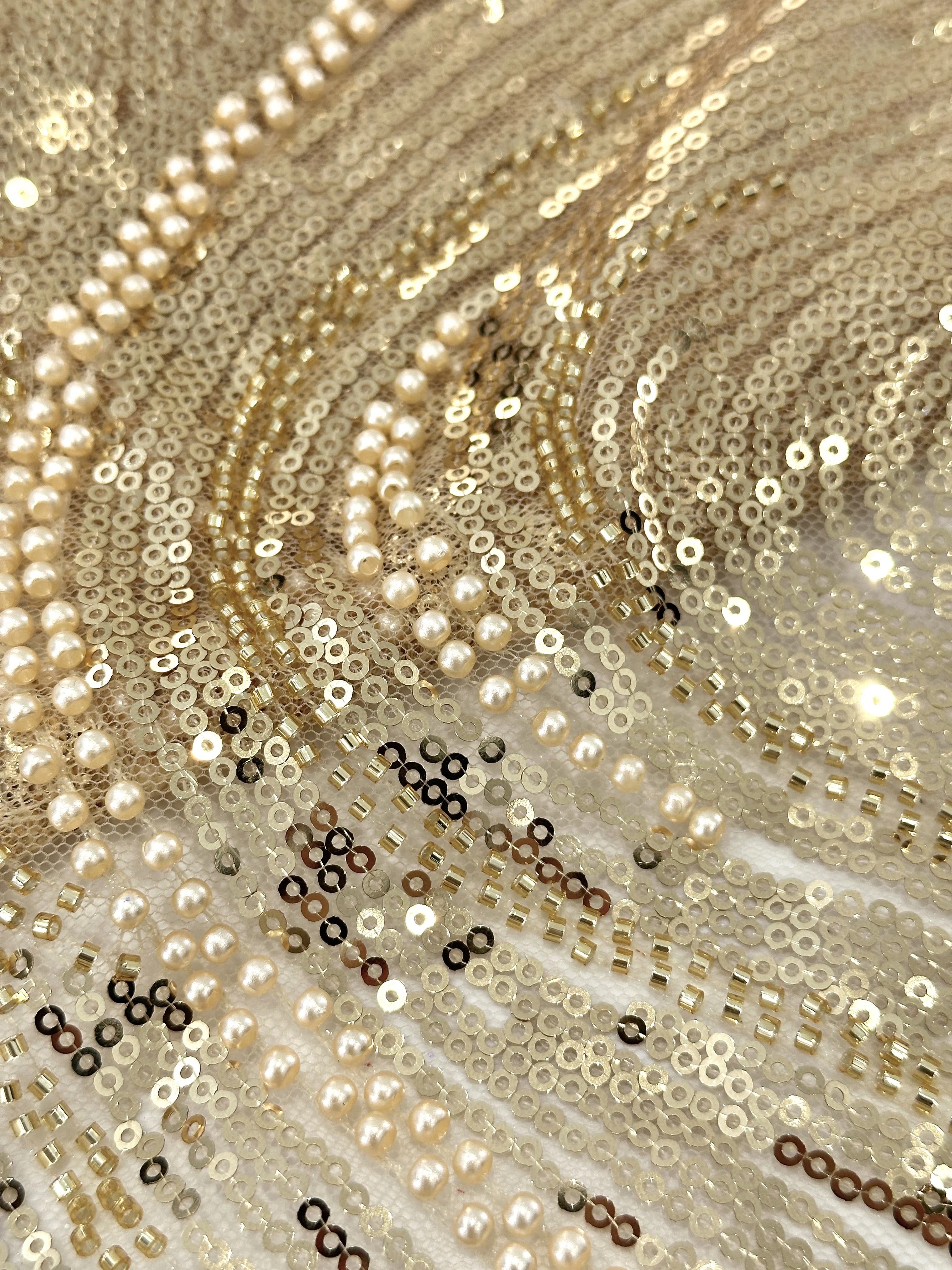 2025 골드 럭셔리 패션 디자인 비즈 고급 수제 비즈 자수 네트 레이스 원단 여성 웨딩 드레스용