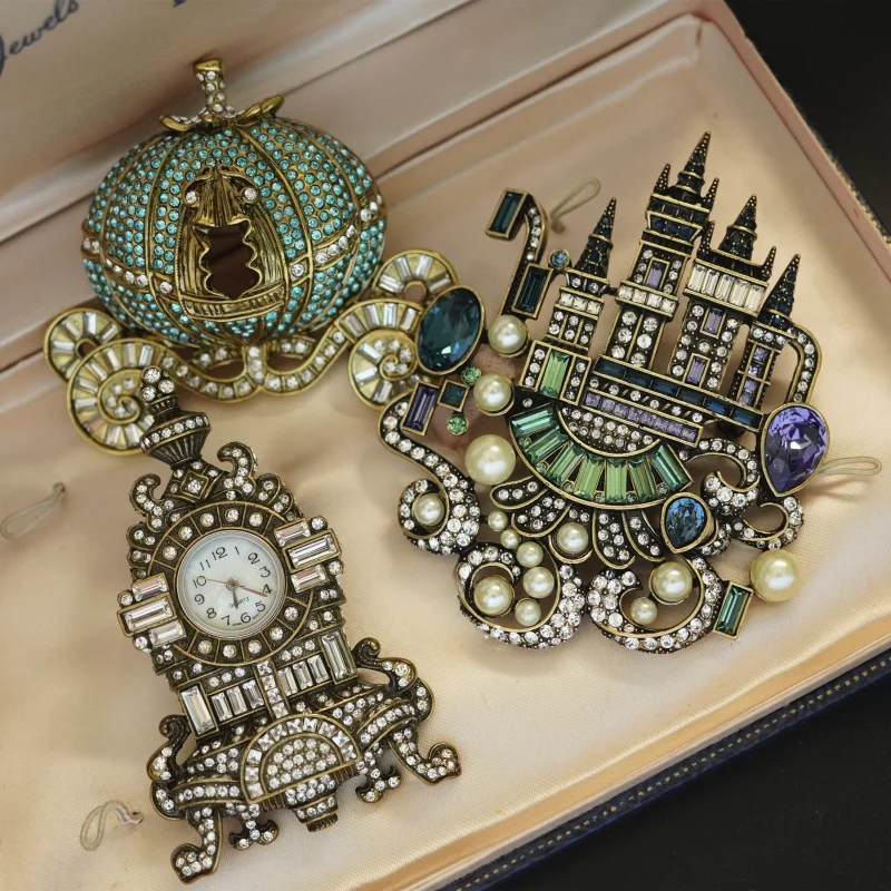 Broche Feminino Estilo Barroco Clássico, com Design de Carruagem de Castelo e Cristais de Alta Qualidade, Vintage, com Strass e Formato de Relógio