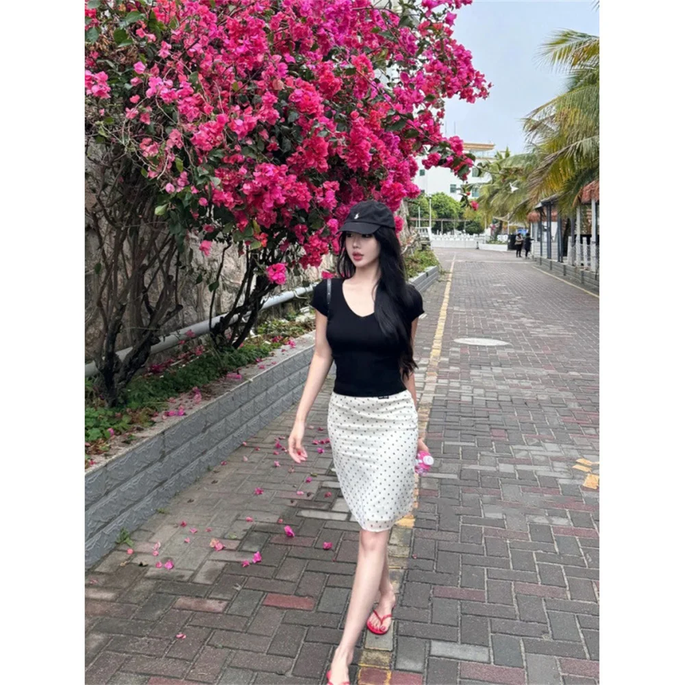 بلوفر نسائي صيفي مثير موديل 2025 بأكمام قصيرة متماسكة أساسية بلوفر مرن ضيق للسيدات ملابس الشارع الشهير أساسيات تي شيرت على الطراز الكوري