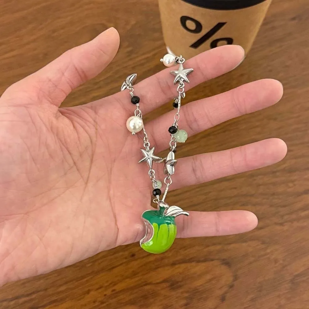Conjunto de Joyería Estilo Fairycore: Gargantilla Verde Lima con Detalles de Fruta y Pendientes Asimétricos Brillantes con Esmalte Verde y Detalles de Pimienta, Ideal para Fiestas