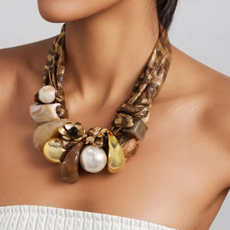 

1Pc Exquisite Fabric Leopard Print Short Necklace,European And American Style Faux Pearl Flower Clavicle Chain,Christmas Decor