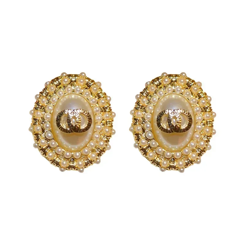 

Французские нишевые ретро-серьги-гвоздики Xiaoxiang с двойной C-образной застежкой, серебряные, с жемчугом, золотистые, в стиле темпераментного шика.