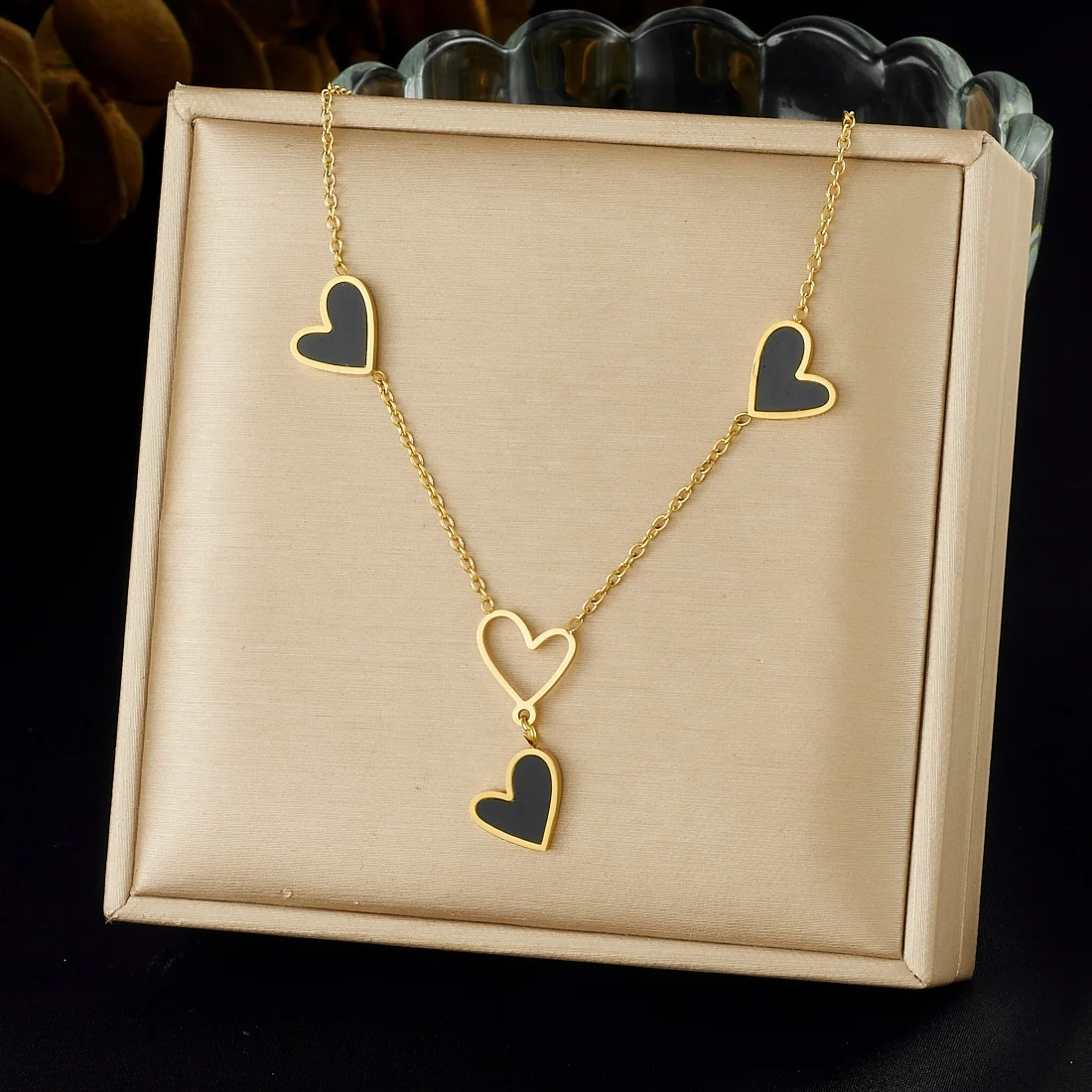 Edelstahl Schwarzes Herz Ausgehöhlter Liebesanhänger Klassische Halskette Damen Trend Urlaub Schlüsselbein-Kette Schmuck