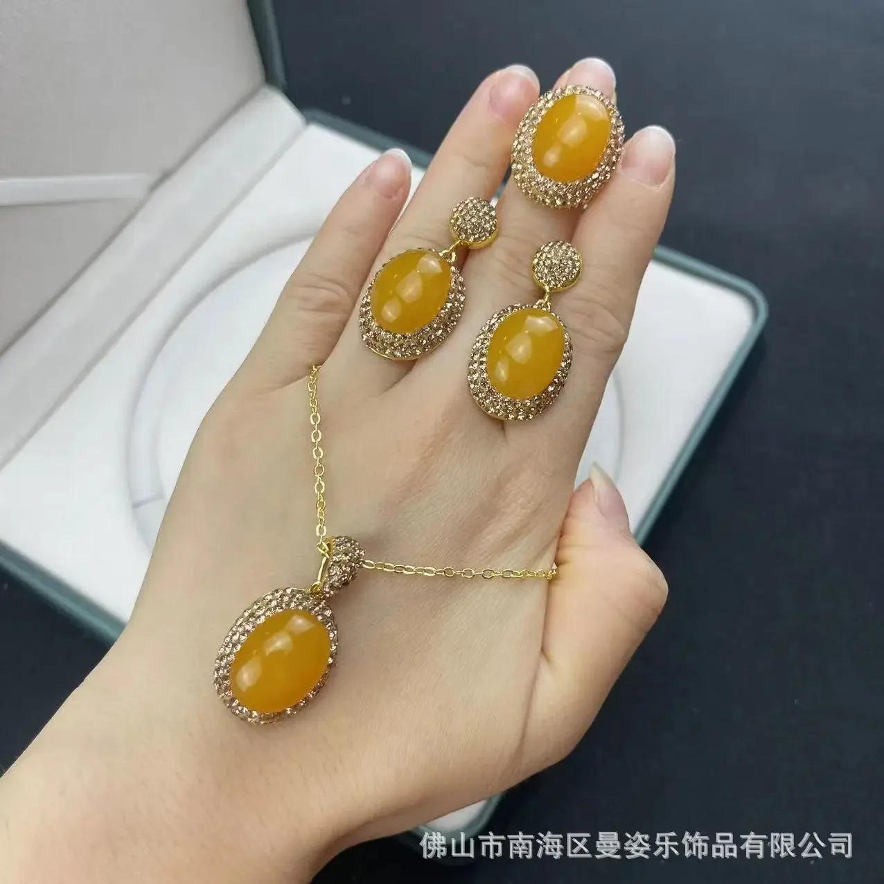 Beeswax clay inlaid exquisite three-piece set of live broadcast jewelry hot-selling Chinese design personalized jewelry manufact