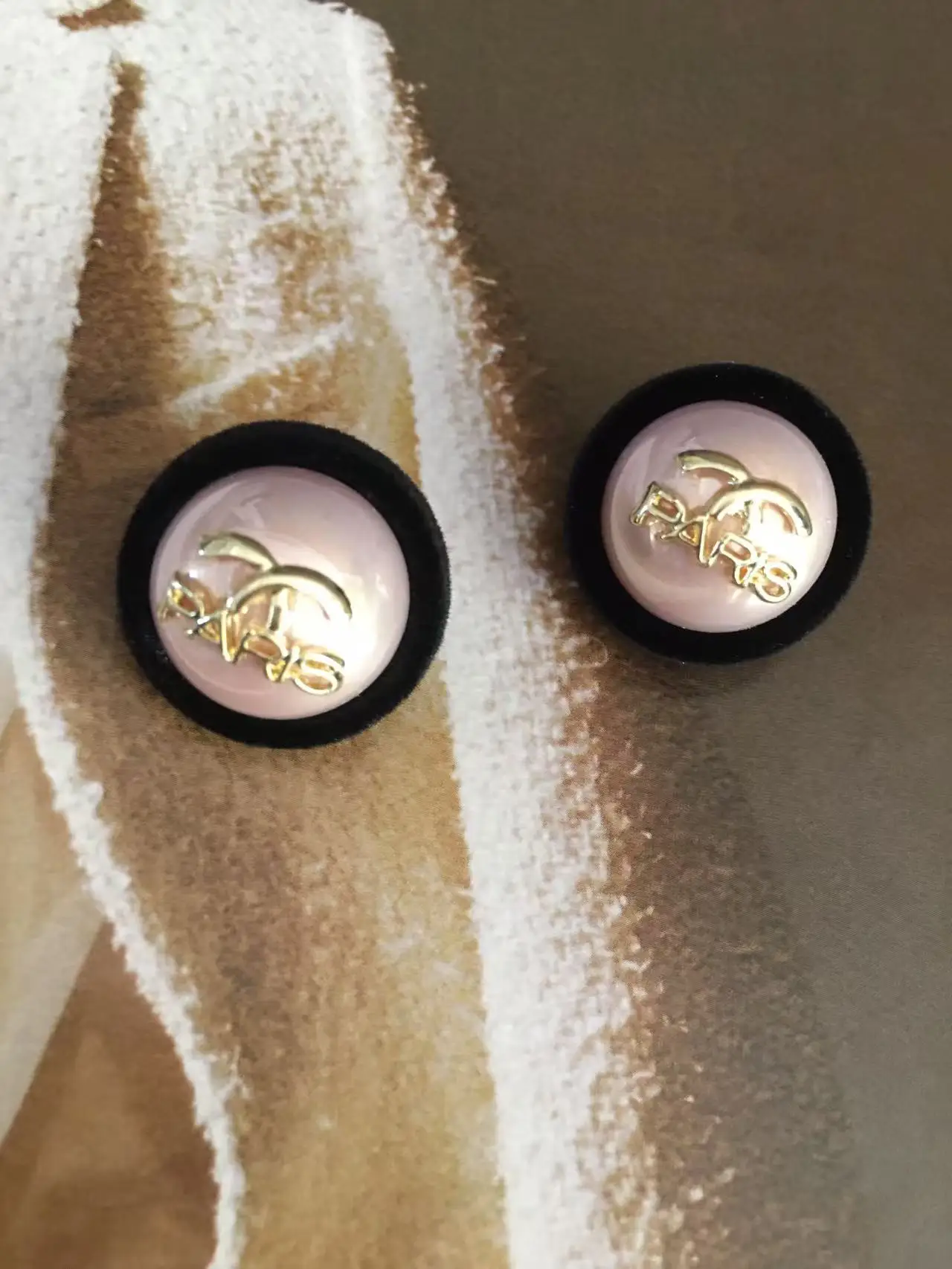 Best Sellers Luxurious pearl luster 2.3 * 2.3 cm earrings, French high-end earrings, simple and elegant temperament earrings