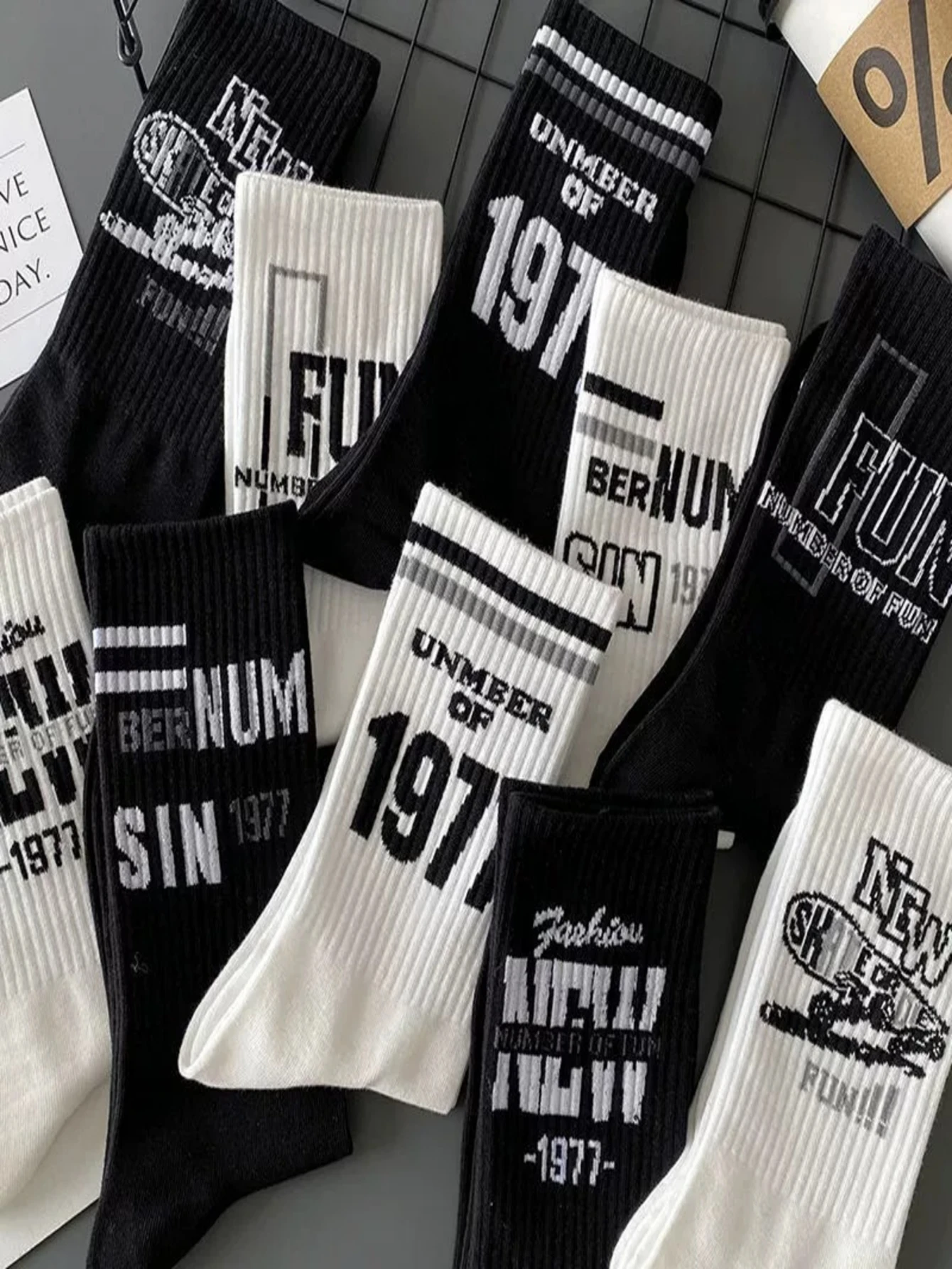 1/5/10 pairs of men\'s spring summer European and American streets 1977 graffiti cartoon pattern combination mid-tube socks