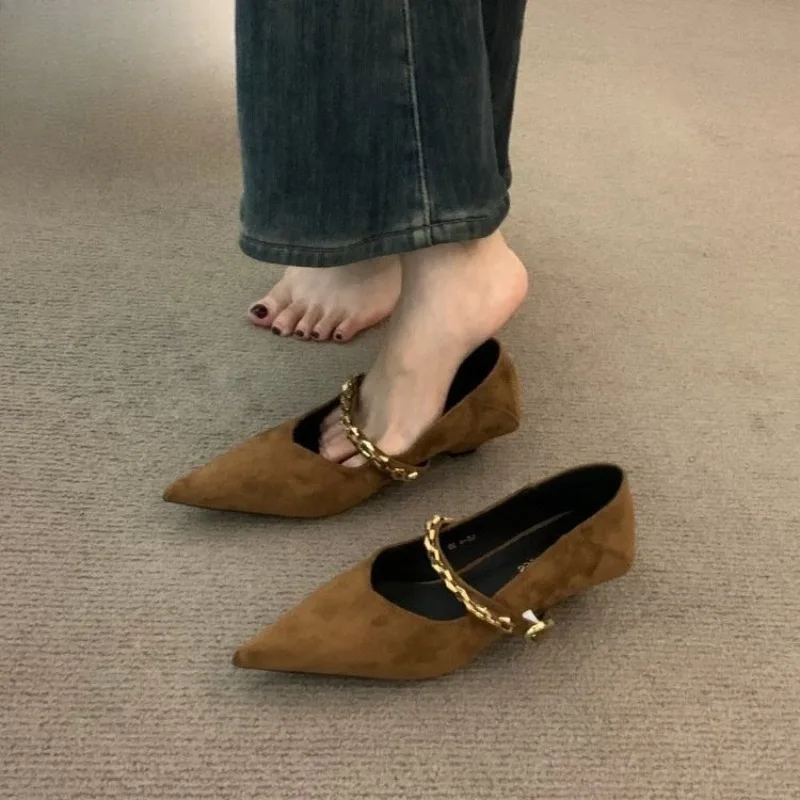 Vintage spitze Zehen-Stiletto-Einzelschuhe, modische spitze Zehenpartie, flache Wildleder-Metallschnalle, weiche Sohle, niedrige Schuhe