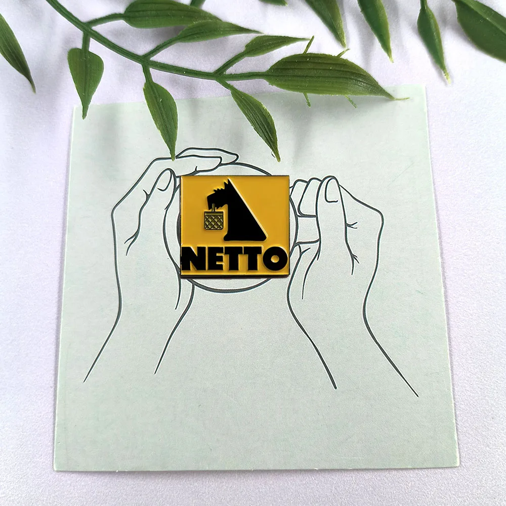 Niedlicher Scottish Terrier Welpe und Einkaufskorb Emaille-Pin mit Netto-Ketten-Supermarkt-Logo – Lustige Rucksack-Dekobrosche