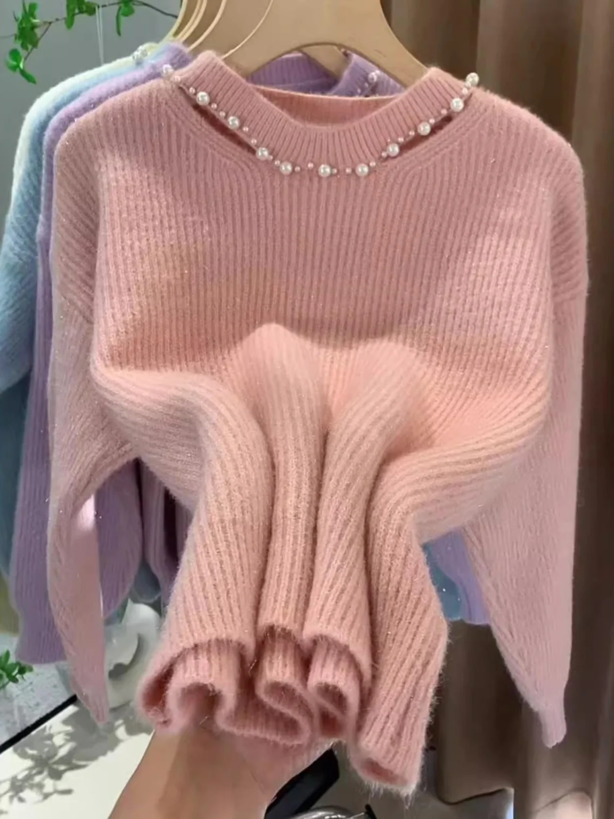 女性のファッショナブルなヴィンテージ風ビーズ付き中空ロングスリーブセーター秋冬シーズン万能エイジレストップ