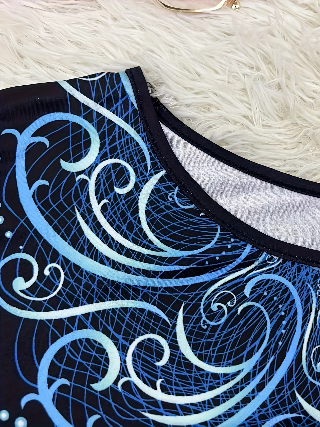 فستان أنيق بطباعة عاري الكتفين للنساء - أسود مع خطوط زرقاء، صورة ظلية متدفقة على شكل حرف A، رقبة دائرية، كم قصير، مثالي