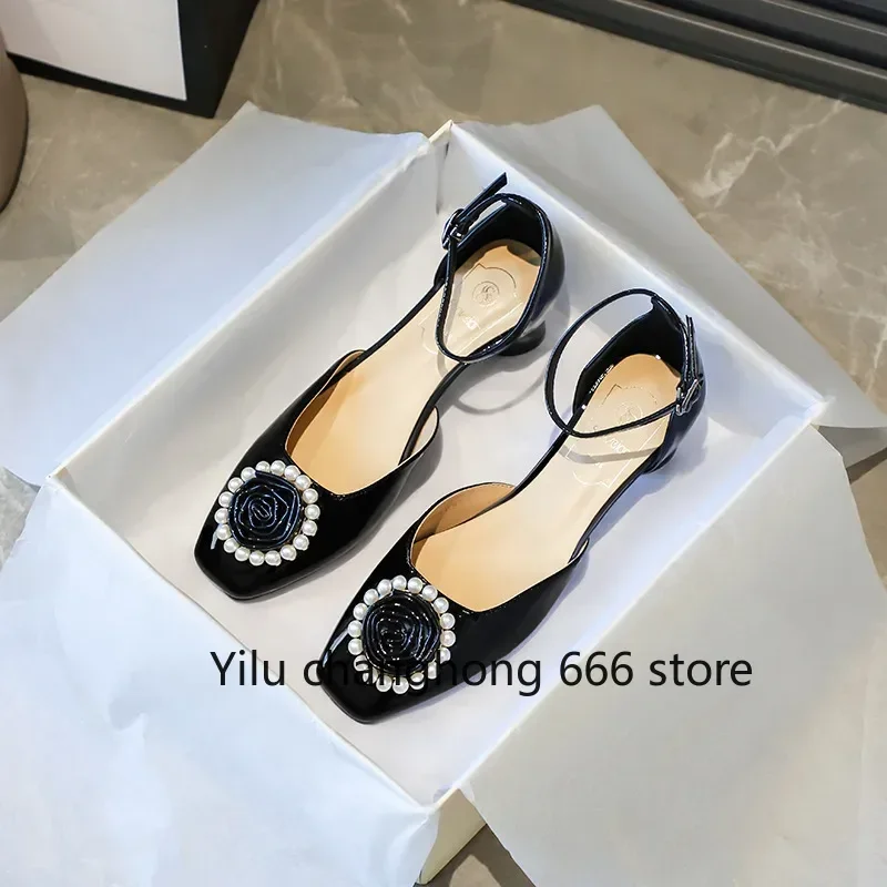 2025 nuevas llegadas flor punta cuadrada zapatos de tacón cuadrado perla moda cubierta sólida tacón hebilla correa zapatos de mujer poco profundos