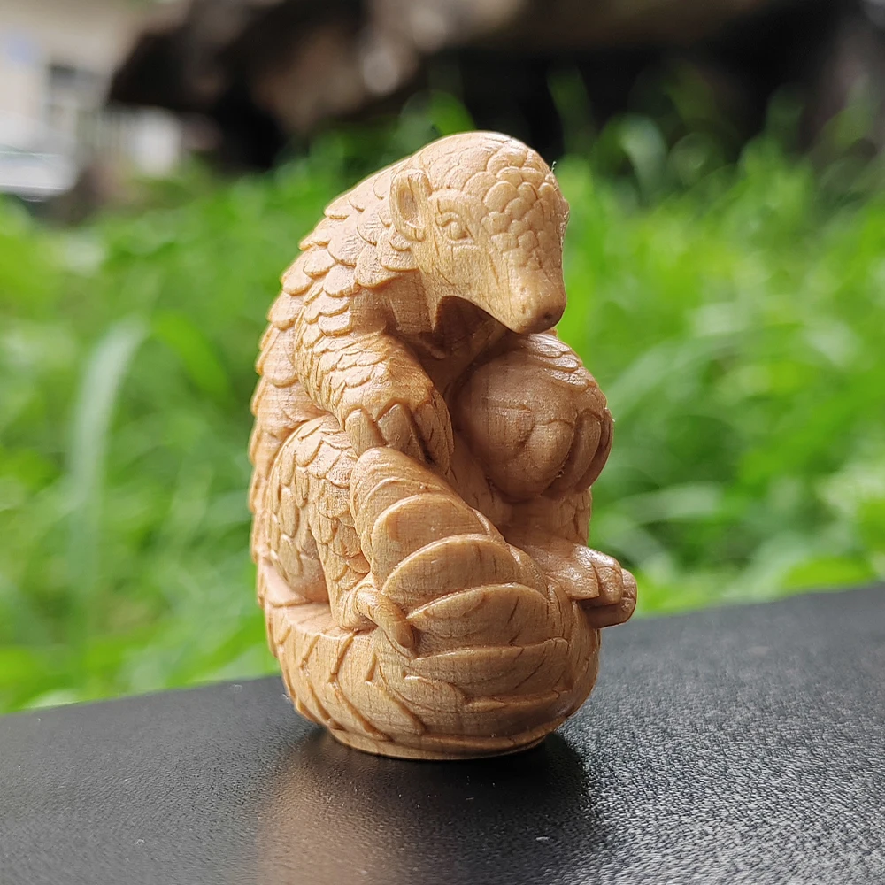 1.8 Inch Hand-Carved Wooden Pangolin Figurine Ornament Modern Style Suitable for Christmas Gifts, Party Decorations, Housewarming Gifts, Home Decor, Living Room, Office, Birthday Gifts