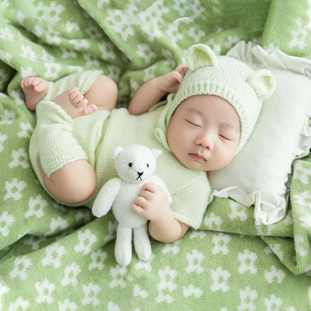 Cute Newborn Photography Props Green Knitted Baby Jumpsuit+hat+leg Socks Kit Bow Headband Teddy Bear Doll for Studio Shoot Props