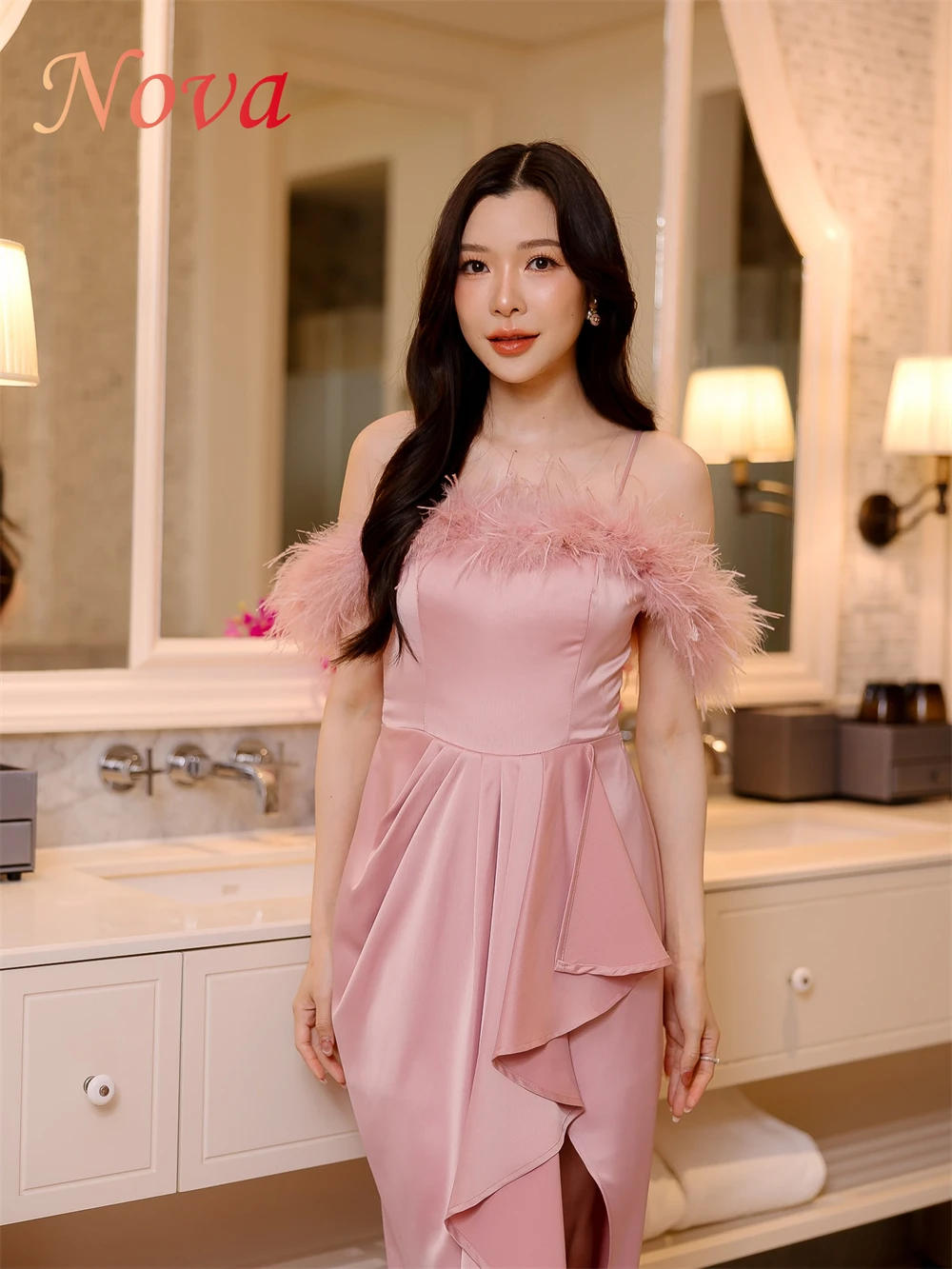 

Customized Simple Pink Satin Celebrity Gowns Elegant Strapless Off the Shoulder Evening Dress Exquisite Feathers Evening Gowns