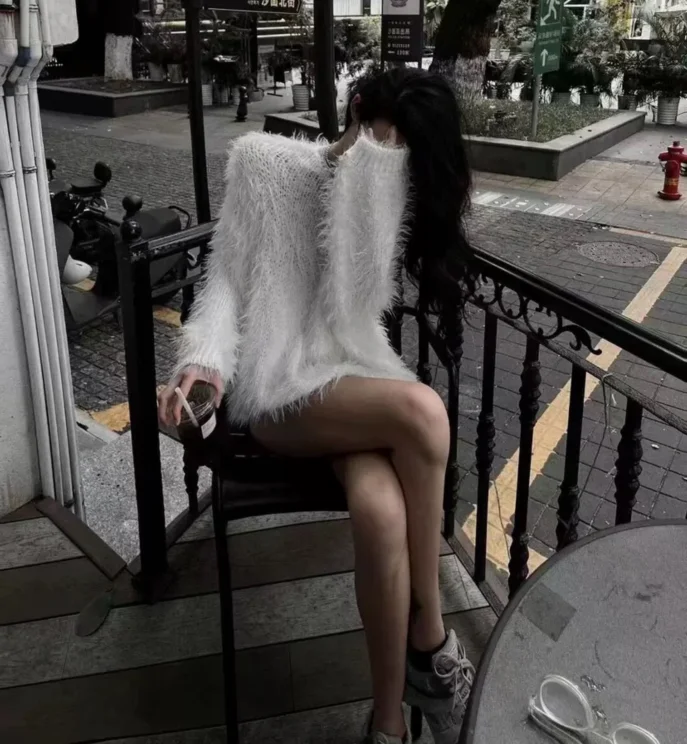 セクシーな紫色のニット肩出しファーセーター秋冬通勤スリーブロングスリーブラウンドネックミドル丈コート