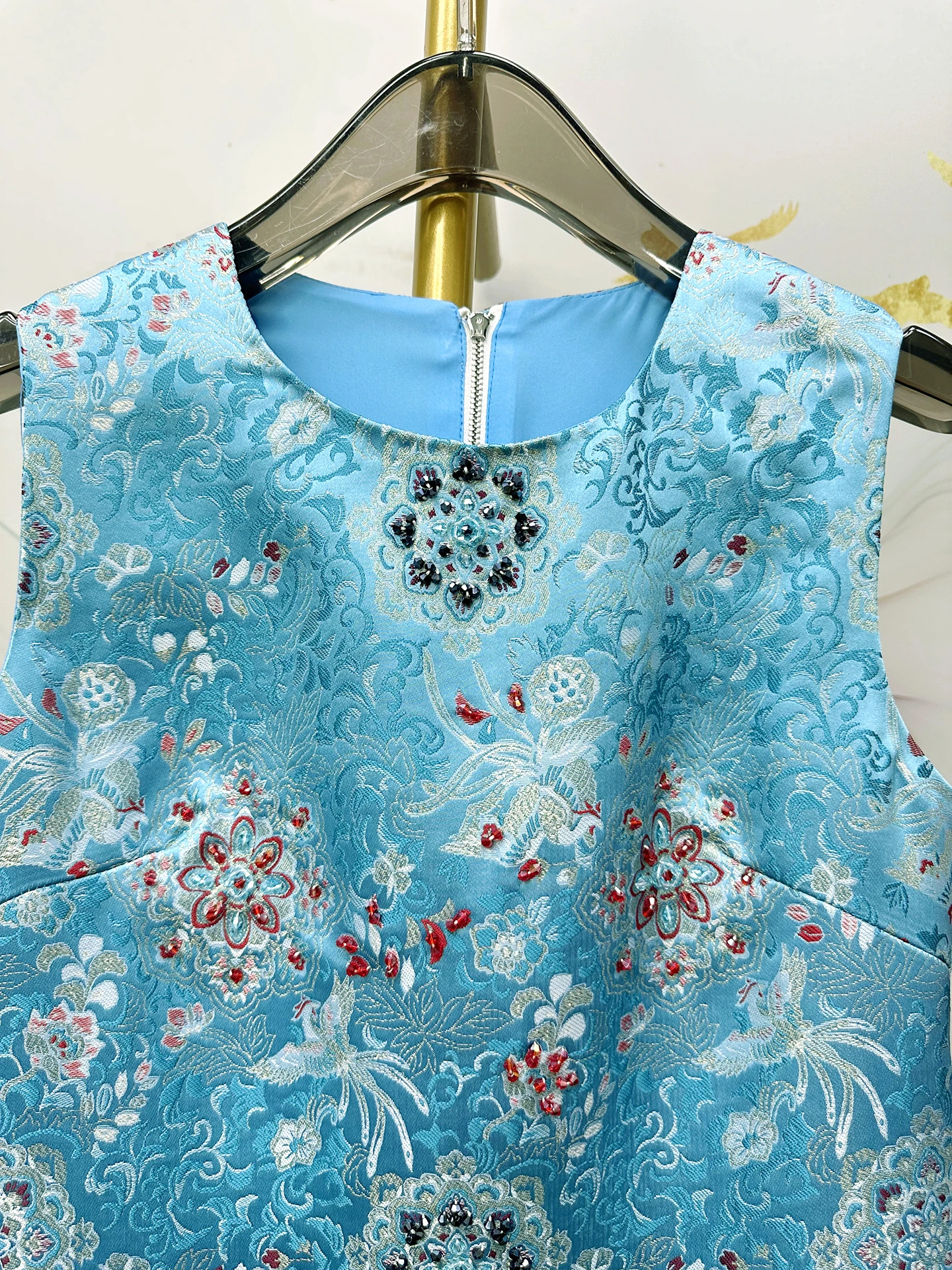 2026 Primavera francese elegante temperamento socialite girocollo senza maniche ricamo in rilievo vita alta abito corto a trapezio per le donne