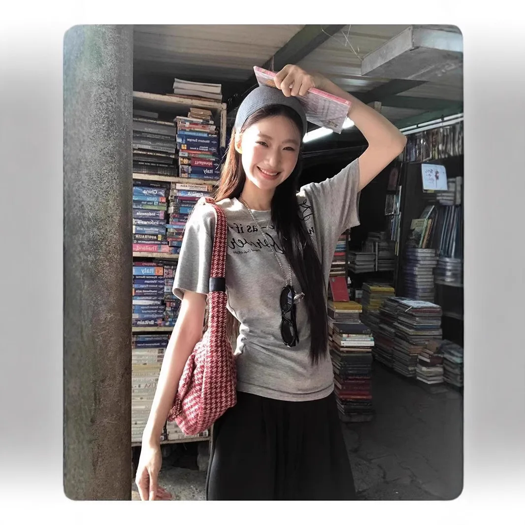 

Футболка с короткими рукавами и буквенным принтом, новинка лета 2025 года, тонкая талия для похудения, корейский стиль, дизайн, топ на правое плечо для женщин