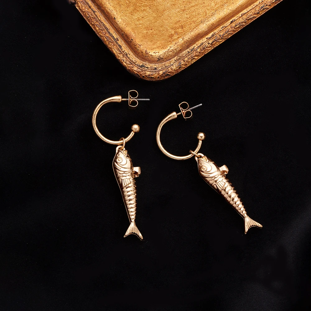 

Vintage alloy earrings, suitable for daily wear. Avant garde metal personalized earrings, a must-have for parties and birthdays